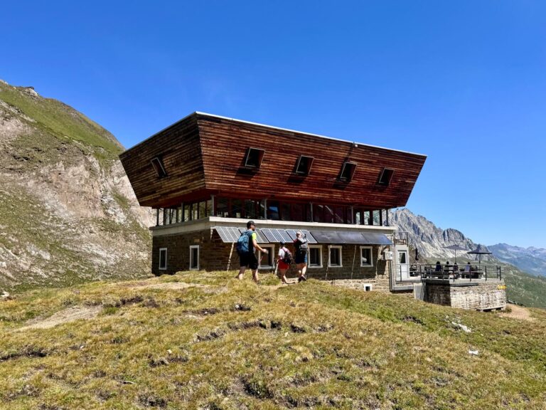 Capanna Corno Gries CAS a 2338 metri sopra l'Alpe Cruina in Alta Val Bedretto