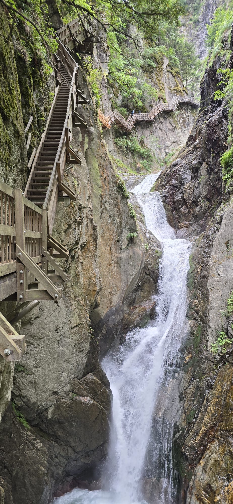 Les Gorges du Durnand: l'escursione tra cascate e passerelle sospese che incanta il Vallese.