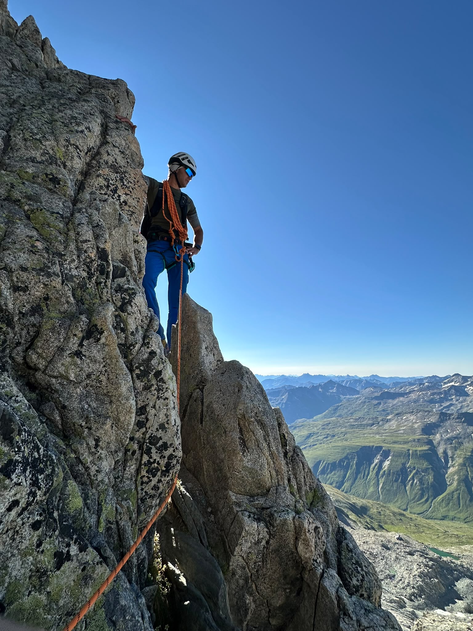 La vetta del Galenstock raggiunta lungo lo sperone sud-est con vista sul ghiacciaio del Rodano e sulle Alpi svizzere.