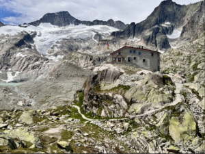 Sentiero escursionistico verso la Albert-Heim-Hütte nella regione della Furka.
