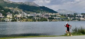 Runner lungo il Lago di St. Moritz in estate.