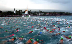 Partenza a nuoto dell’Ironman delle Hawaii a Kona, con gli atleti in mare all’inizio della gara.