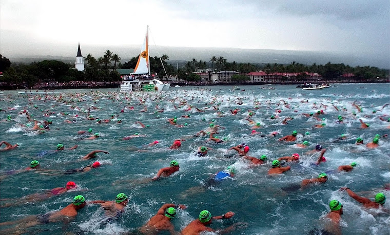 Partenza a nuoto dell’Ironman delle Hawaii a Kona, con gli atleti in mare all’inizio della gara.