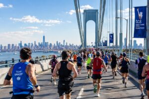 Maratona di New York 2026, runner in gara attraverso i cinque distretti della città.