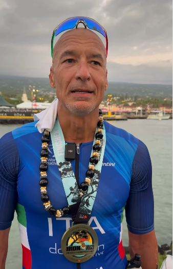 Luca Parmitano festeggia il traguardo dell’Ironman World Championship Kona 2026
