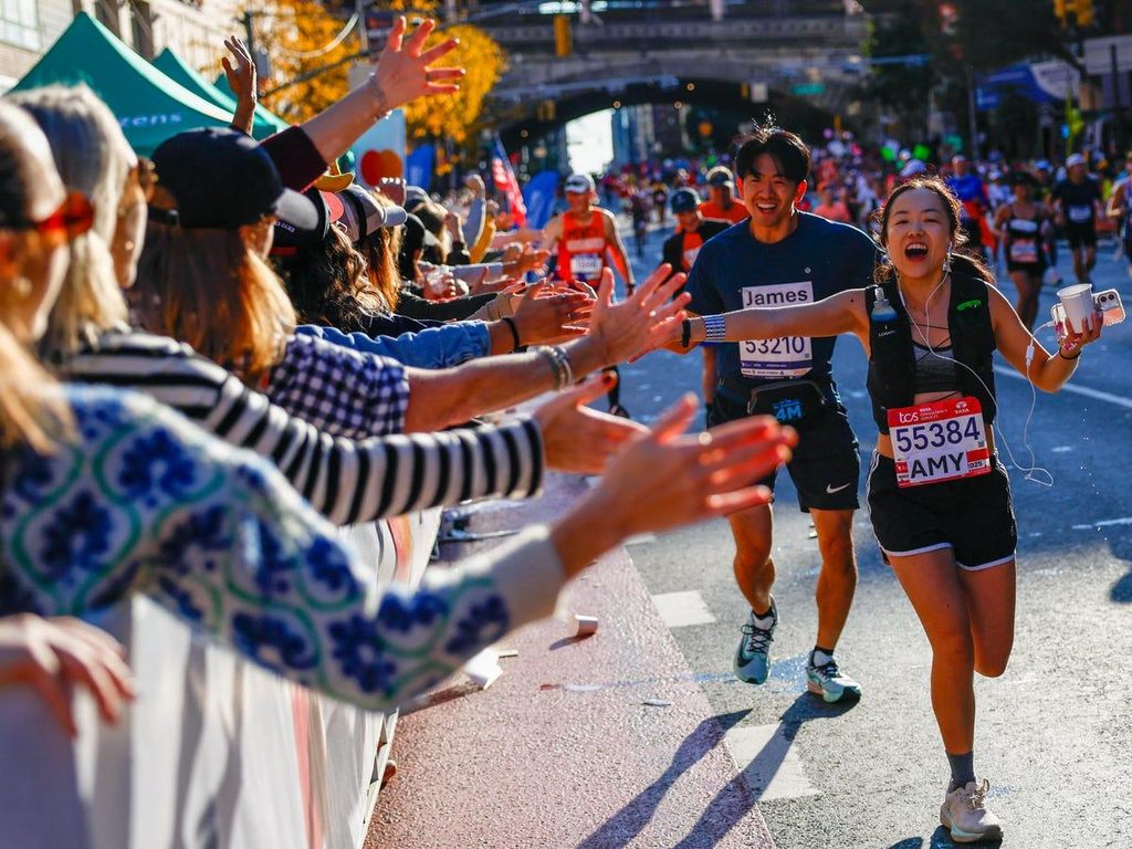 Maratona di New York 2026. Il pubblico applaude i partecipanti alla Maratona di New York lungo il percorso cittadino.